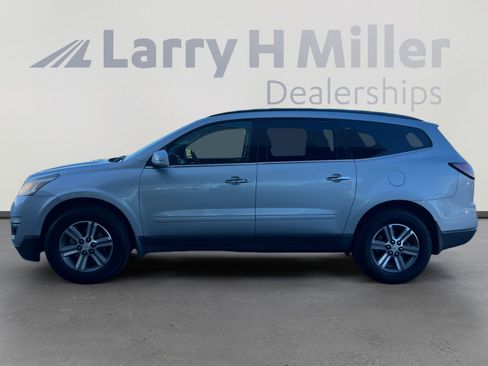 Used 2017 Chevrolet Traverse LT image 2