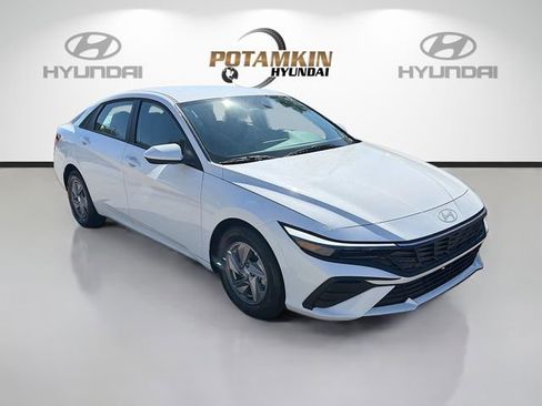 New 2026 Hyundai Elantra SE w/ Cargo Package FWD image 3