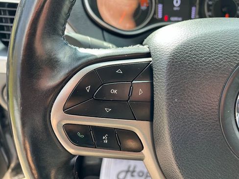 Used 2019 Jeep Cherokee Latitude Plus w/ Cold Weather Group AWD/4WD image 14