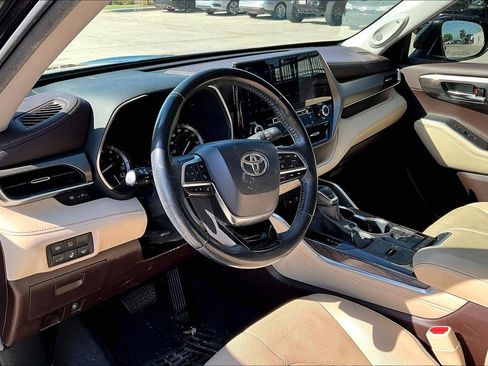 Used 2020 Toyota Highlander Limited FWD image 16