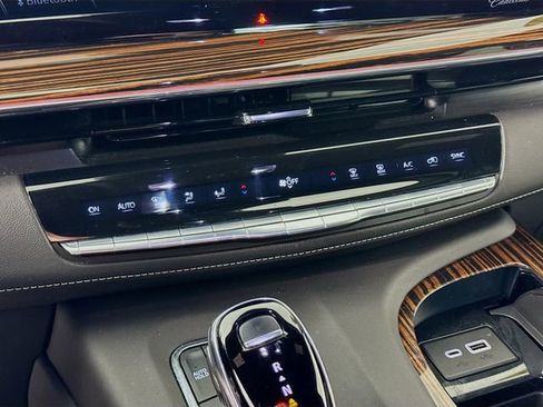 Used 2024 Cadillac Escalade ESV Luxury image 17