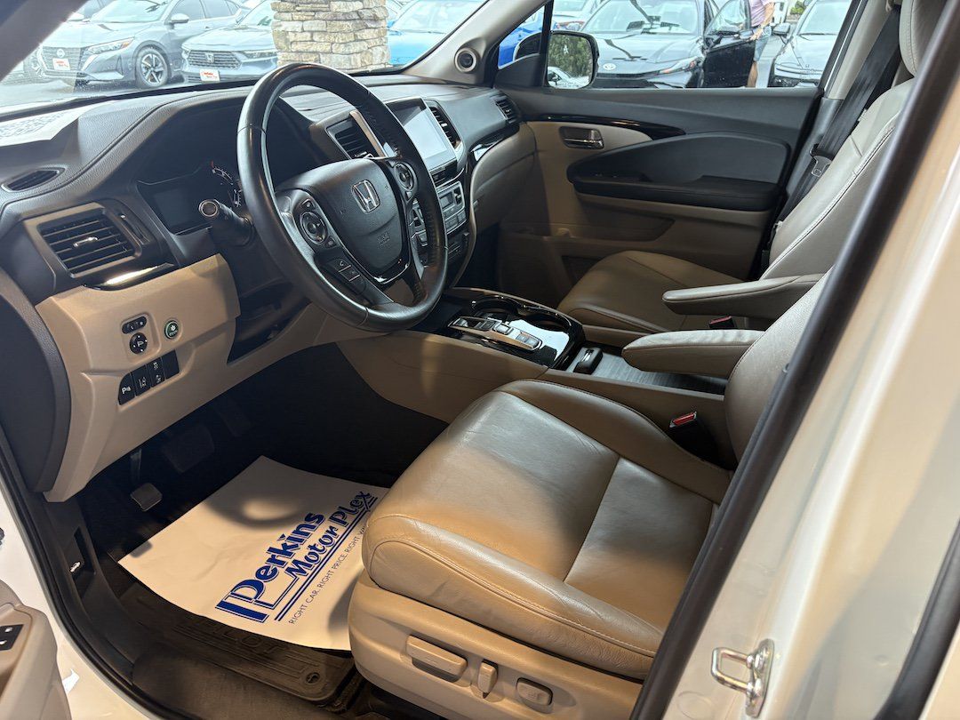 Used 2017 Honda Pilot Touring image 2