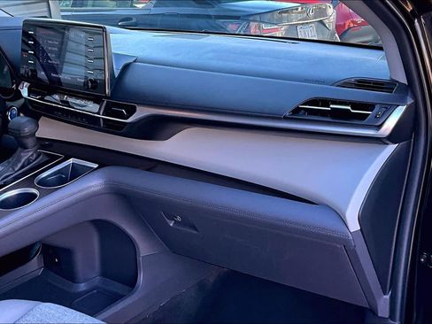 Used 2024 Toyota Sienna LE image 17