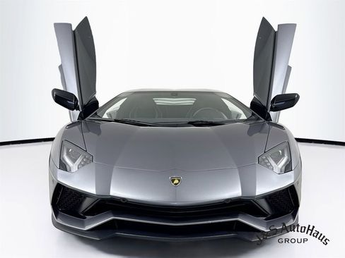 Used 2018 Lamborghini Aventador S AWD/4WD image 2
