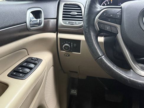 Used 2018 Jeep Grand Cherokee Laredo RWD image 27