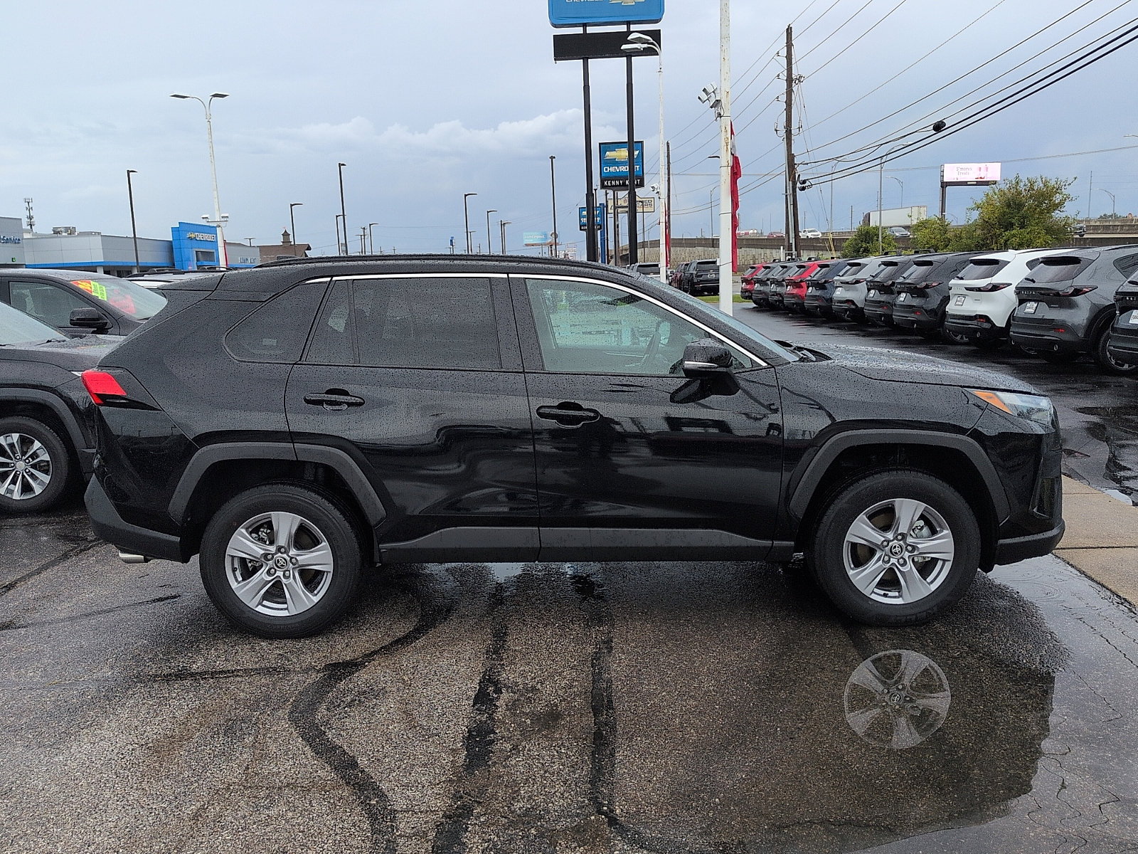 Used 2025 Toyota RAV4 XLE AWD/4WD image 2