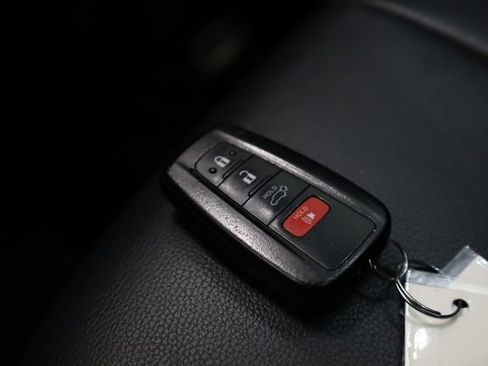 Used 2021 Toyota Highlander XLE image 39