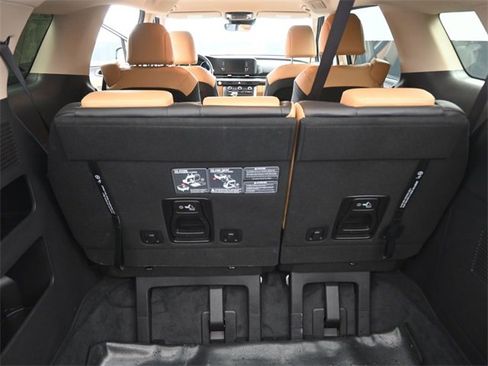 Used 2023 Kia Carnival LX image 29