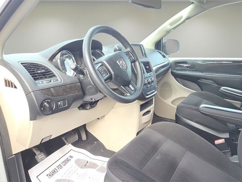 Used 2018 Dodge Grand Caravan SE w/ UConnect Hands-Free Group image 19