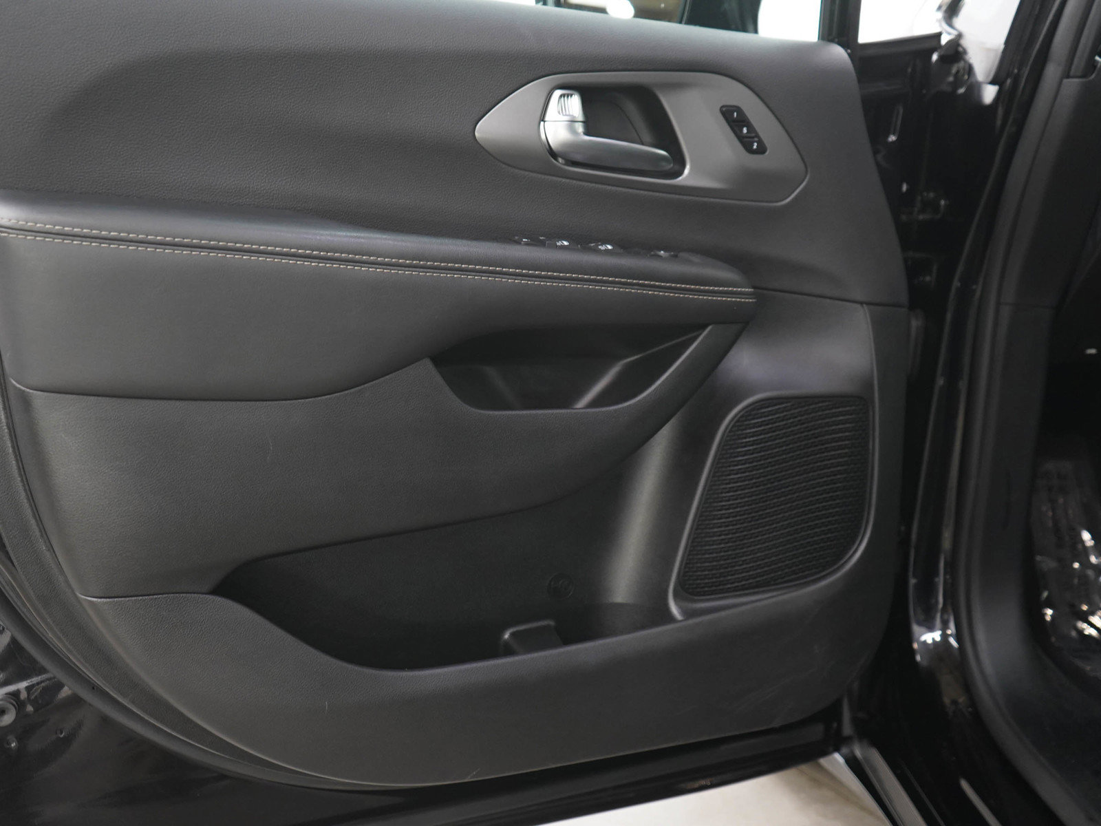 Used 2025 Chrysler Pacifica Select FWD image 21