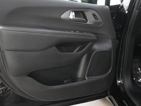 Used 2025 Chrysler Pacifica Select FWD image 21