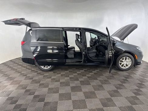 Used 2025 Chrysler Pacifica Select FWD image 15