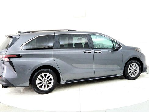 Used 2025 Toyota Sienna XLE w/ XLE Plus Package image 6