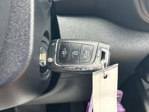 Used 2022 Hyundai Venue SE image 28