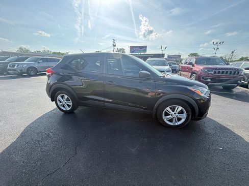 Used 2020 Nissan Kicks S image 2