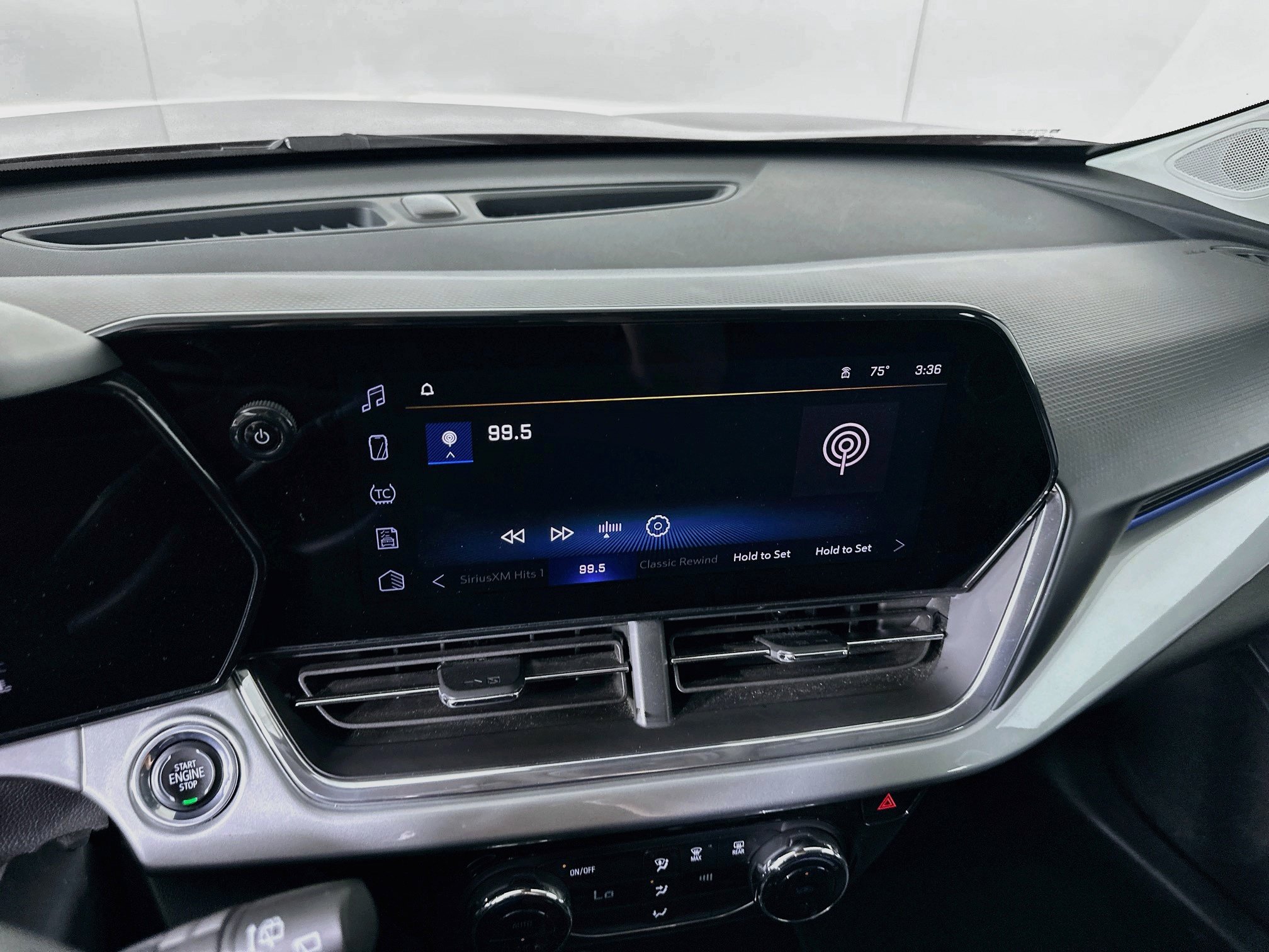 Used 2025 Chevrolet Trax LT FWD image 19