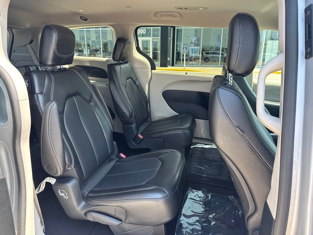 Certified 2024 Chrysler Pacifica Touring-L FWD image 29