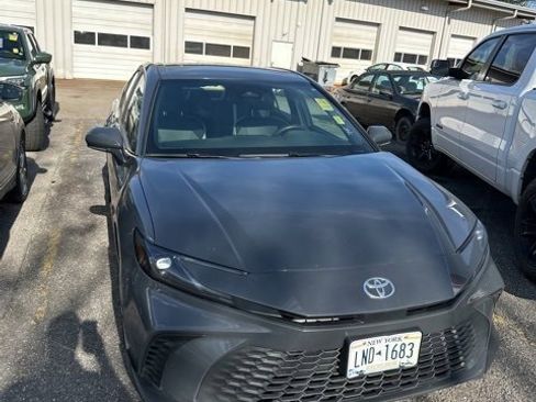 Used 2025 Toyota Camry SE image 1