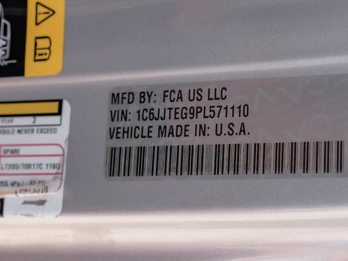 Used 2023 Jeep Gladiator Mojave AWD/4WD image 59