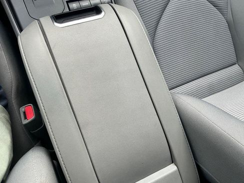 Used 2021 Toyota Highlander LE FWD image 23