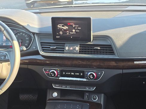 Used 2019 Audi Q5 2.0T Premium w/ Convenience Package image 3