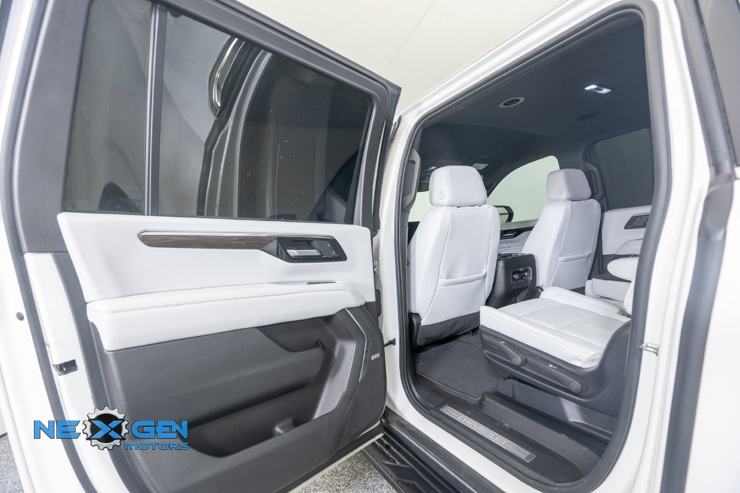 Used 2025 Chevrolet Suburban Premier AWD/4WD image 28