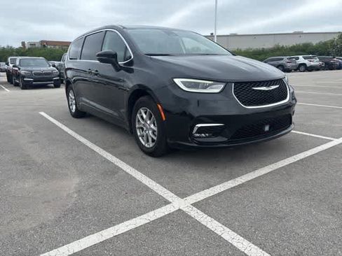 Used 2023 Chrysler Pacifica Touring-L FWD image 7