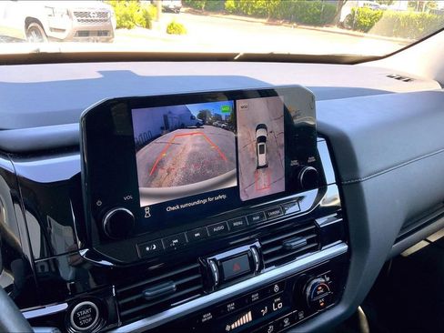 Used 2023 Nissan Pathfinder SL AWD/4WD image 11