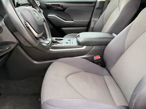 Used 2024 Toyota Highlander LE image 9