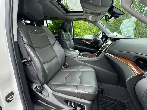 Used 2020 Cadillac Escalade Luxury AWD/4WD image 15