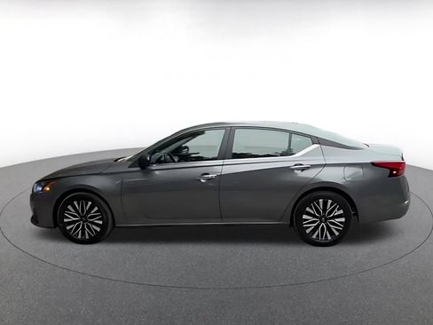 Used 2025 Nissan Altima 2.5 SV FWD image 16