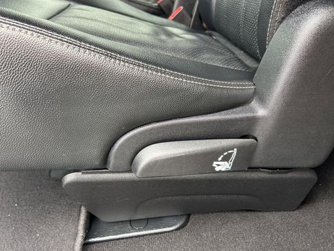 Used 2016 Chrysler Town & Country Touring-L image 25