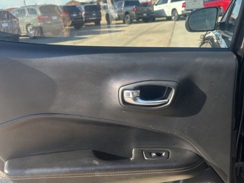 Used 2018 Jeep Compass Latitude w/ Popular Equipment Group image 11