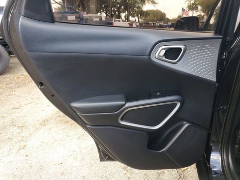 Used 2020 Kia Soul LX image 9