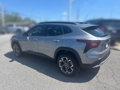 Used 2025 Chevrolet Trax LT w/ LT Convenience Package FWD image 4