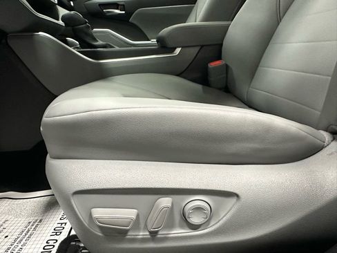 Used 2025 Toyota Highlander XLE image 12