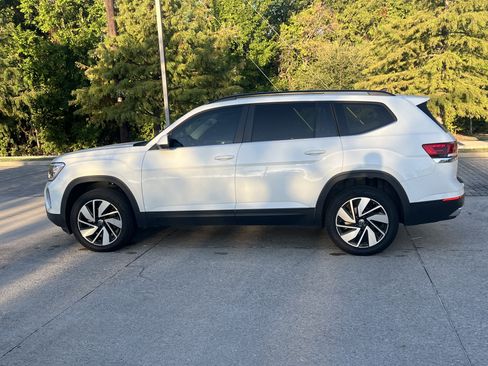 Used 2024 Volkswagen Atlas SE w/ Panoramic Sunroof Package FWD image 6