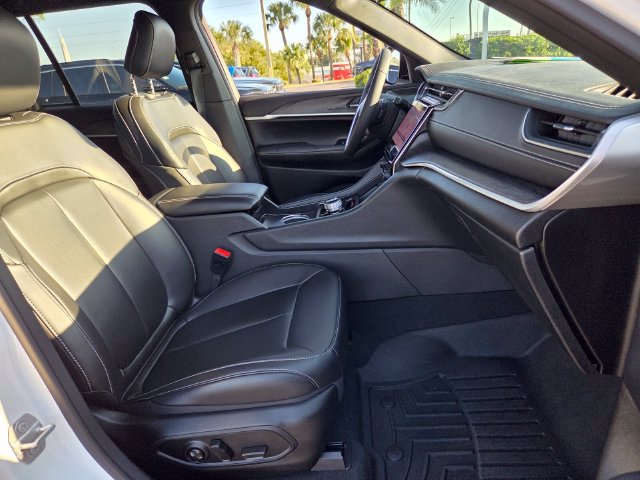 Certified 2025 Jeep Grand Cherokee Limited w/ Black Appearance Package AWD/4WD image 17
