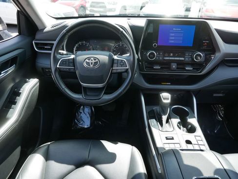 Used 2023 Toyota Highlander XLE AWD/4WD image 12