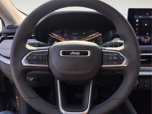 Used 2022 Jeep Compass Latitude image 11
