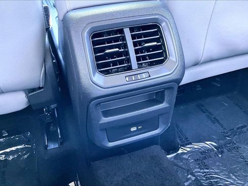 Used 2022 Volkswagen Taos SE w/ Panoramic Sunroof Package image 32