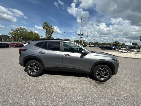 Used 2025 Chevrolet Trax LT FWD image 4