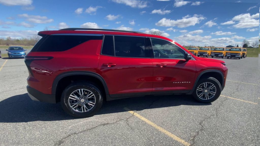 Certified 2025 Chevrolet Traverse LT AWD/4WD image 9