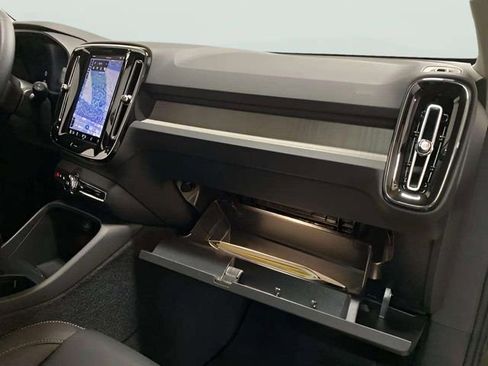 Used 2025 Volvo XC40 B5 Core image 69