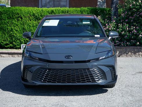 Used 2025 Toyota Camry SE image 3