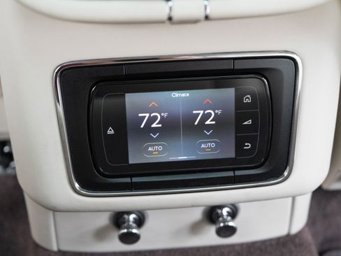 Used 2017 Bentley Bentayga image 36