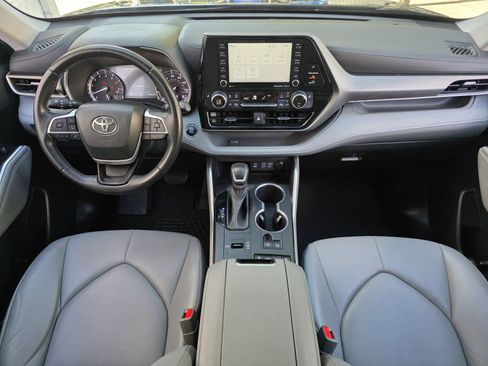 Used 2022 Toyota Highlander XLE FWD image 13