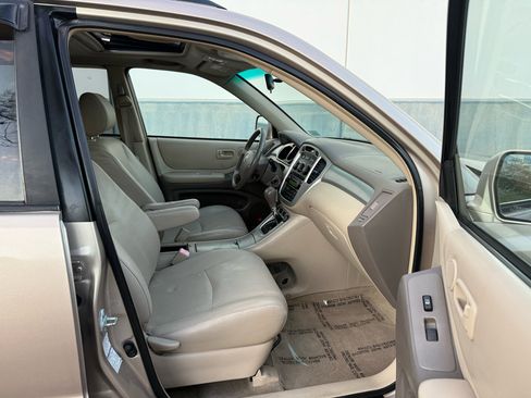 Used 2005 Toyota Highlander 4WD V6 w/ 3rd Row image 19