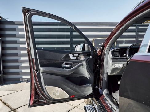 Used 2024 Mercedes-Benz Maybach GLS 600 4MATIC image 25