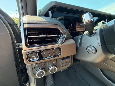Used 2025 GMC Yukon Denali Ultimate AWD/4WD image 3